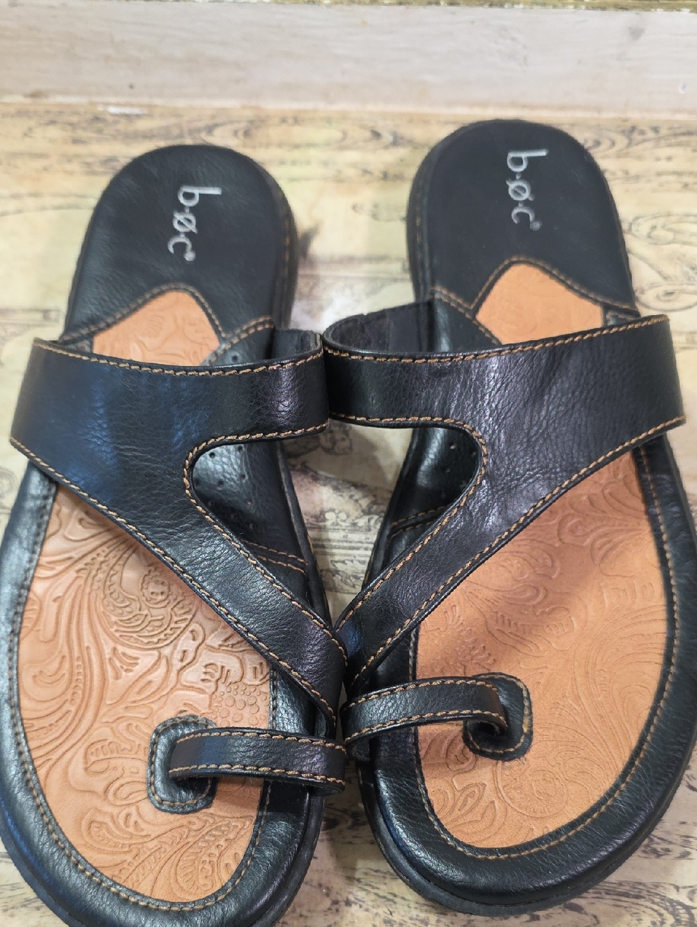 Born b.o.c. Black Leather Slide Sandals with Tan Embossed Footbed 9
